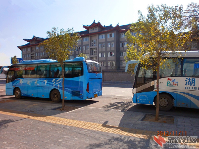 湖北旅游车辆在开封.jpg