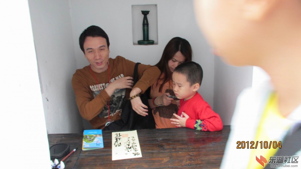 游客在靖江王府广西贡院模拟科举考试。