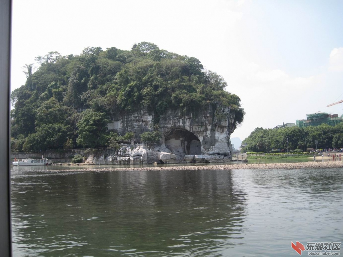 位于小漓江边的象鼻山。