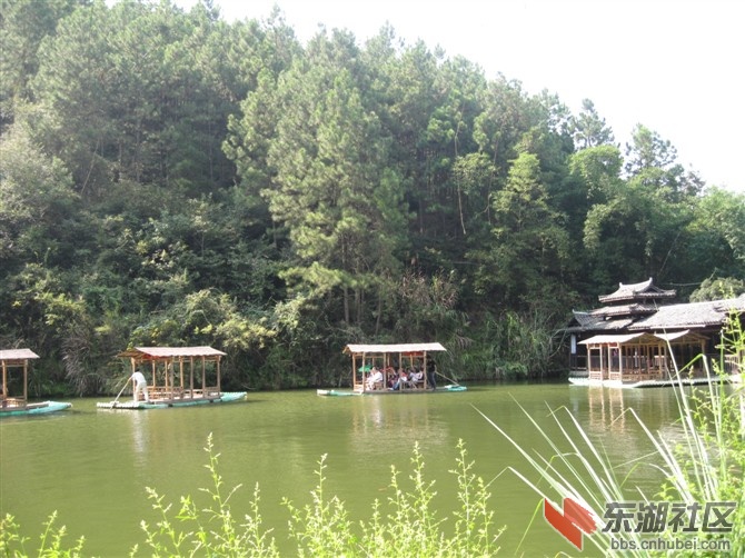 遇龙河竹筏漂流游客可与刘三姐对歌。.jpg