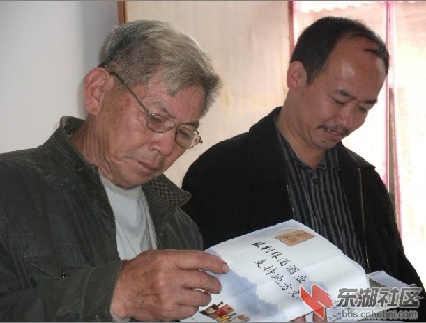 村民查阅图书时情景  作者：谢岳成 摄影.jpg