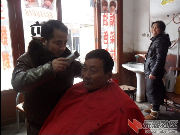 图1：他正在帮人理发.jpg
