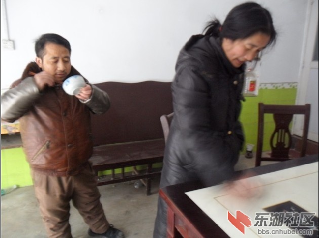 图2：生意好了，他只能简单地吃点饭.jpg