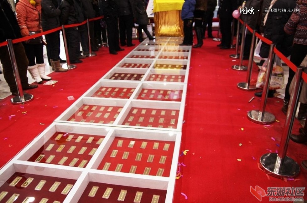 【河北】2012年12月28日，河北省承德市围场县天宝商厦用价值4亿元的黄金打造黄金大道吸引顾客。图为铺设好 ...