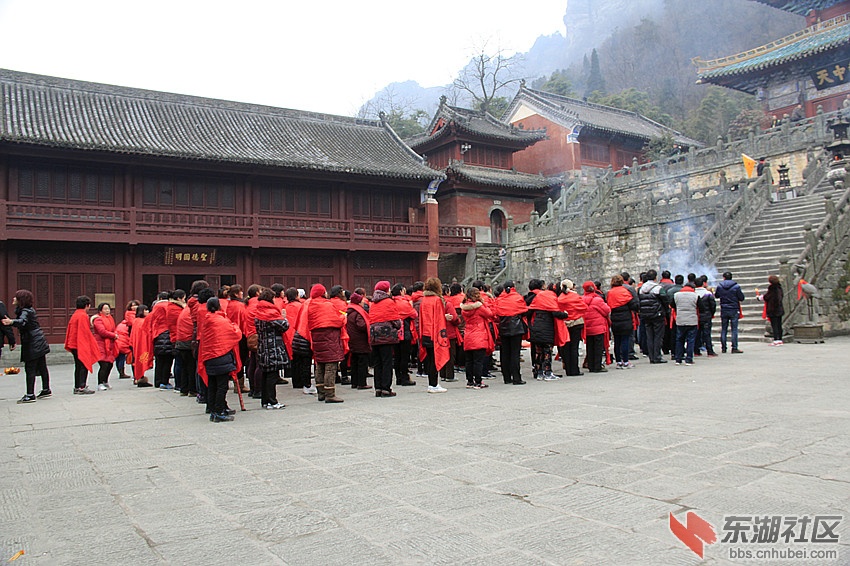 在武当山景区的河南旅游团.jpg