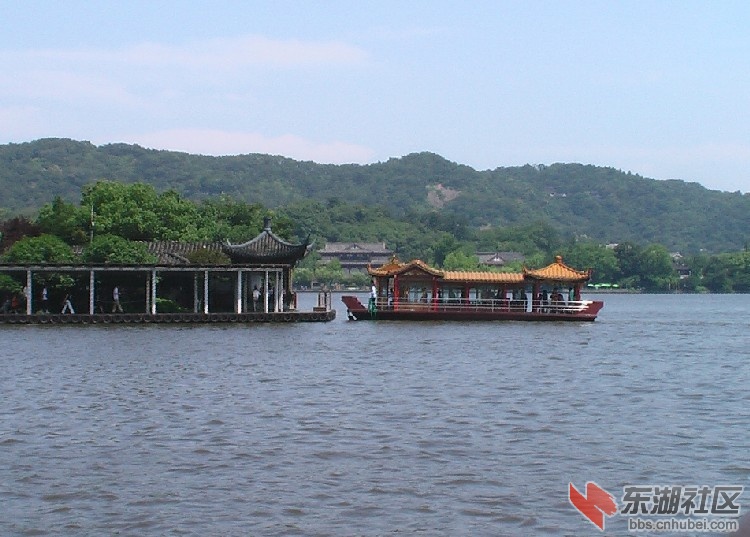西湖的游船.jpg