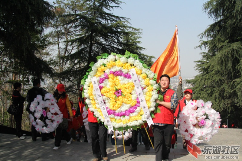 向烈士献花.jpg