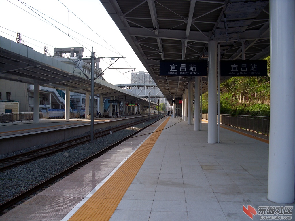 转4月6日宜昌站最新改造进度吊装站台指示测试电子屏