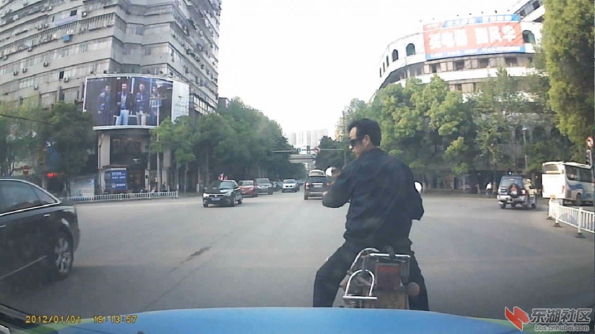 (4.8被追尾.AVI)[00.01.37.300].jpg