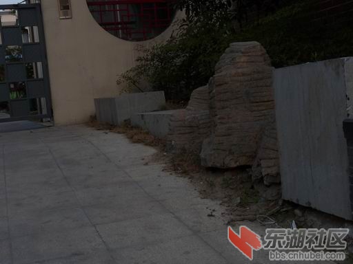 山水檀溪秀园大门口的丑陋.JPG