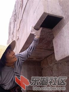宜昌纪念园雕塑突然垮塌.jpg