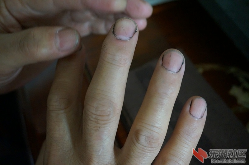 7长年用手指作画，虞小风的指甲缝里留存着清洗不掉的黑色墨迹_副本.jpg.jpg