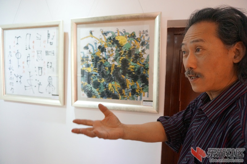 4虞小风介绍着自己喜爱的作品《荷韵》，该画显示了他中西合璧的绘画功力_副本.jpg.jpg