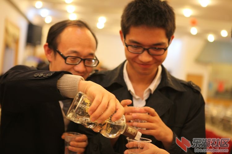 这酒好喝，再喝一杯