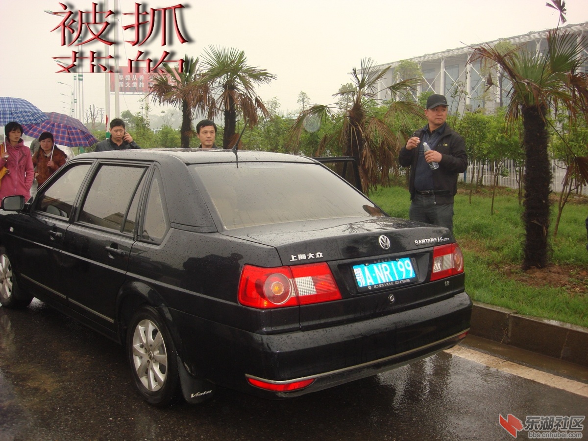 2013.4.22汽运公司门前抓获的商务车的照片.jpg