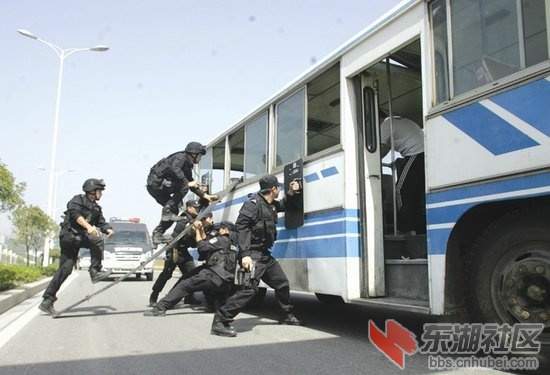 特警冲入车中解救“人质”，抓捕“劫匪”。.jpg