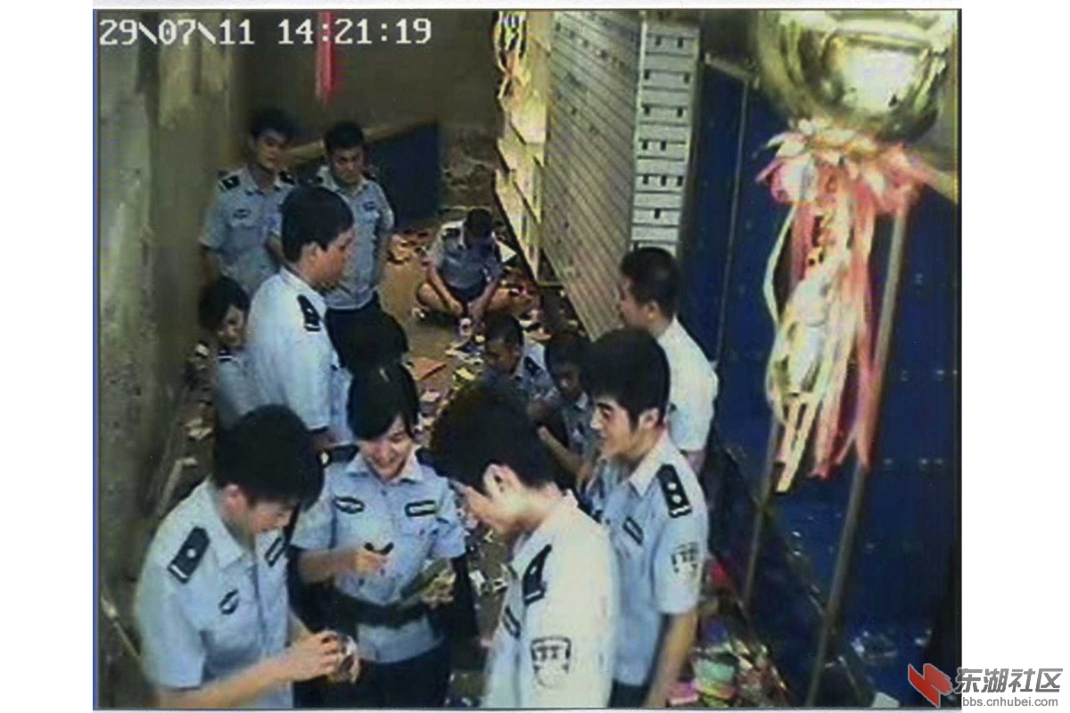 这个女法警使用高档睫毛膏并顺手偷偷拿走.jpg