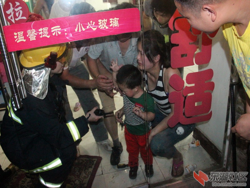 三岁男童手指被卡 执勤点官兵成功施救 2.jpg