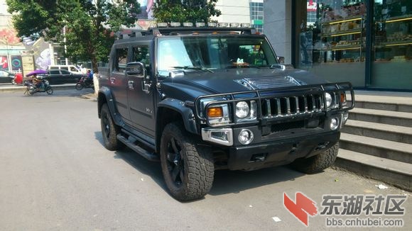 沃尔玛偶遇悍马H2i.jpg