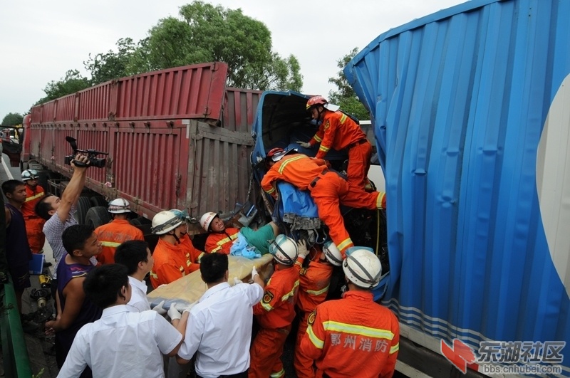 7月5日10时53分，武黄高速l两车相撞一人死亡