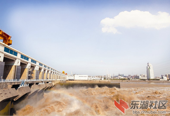 葛洲坝泄洪闸口打开，洪峰下泄时显露出彩虹.jpg