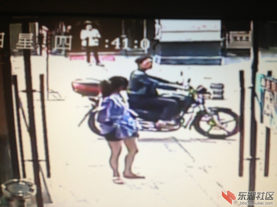 骑摩托车男子为嫌疑人