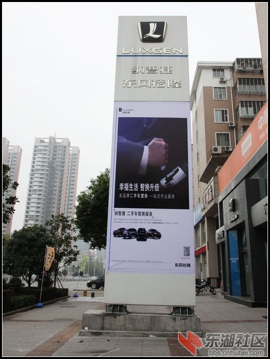 这么高的广告牌立在人行道，谁批准的.jpg