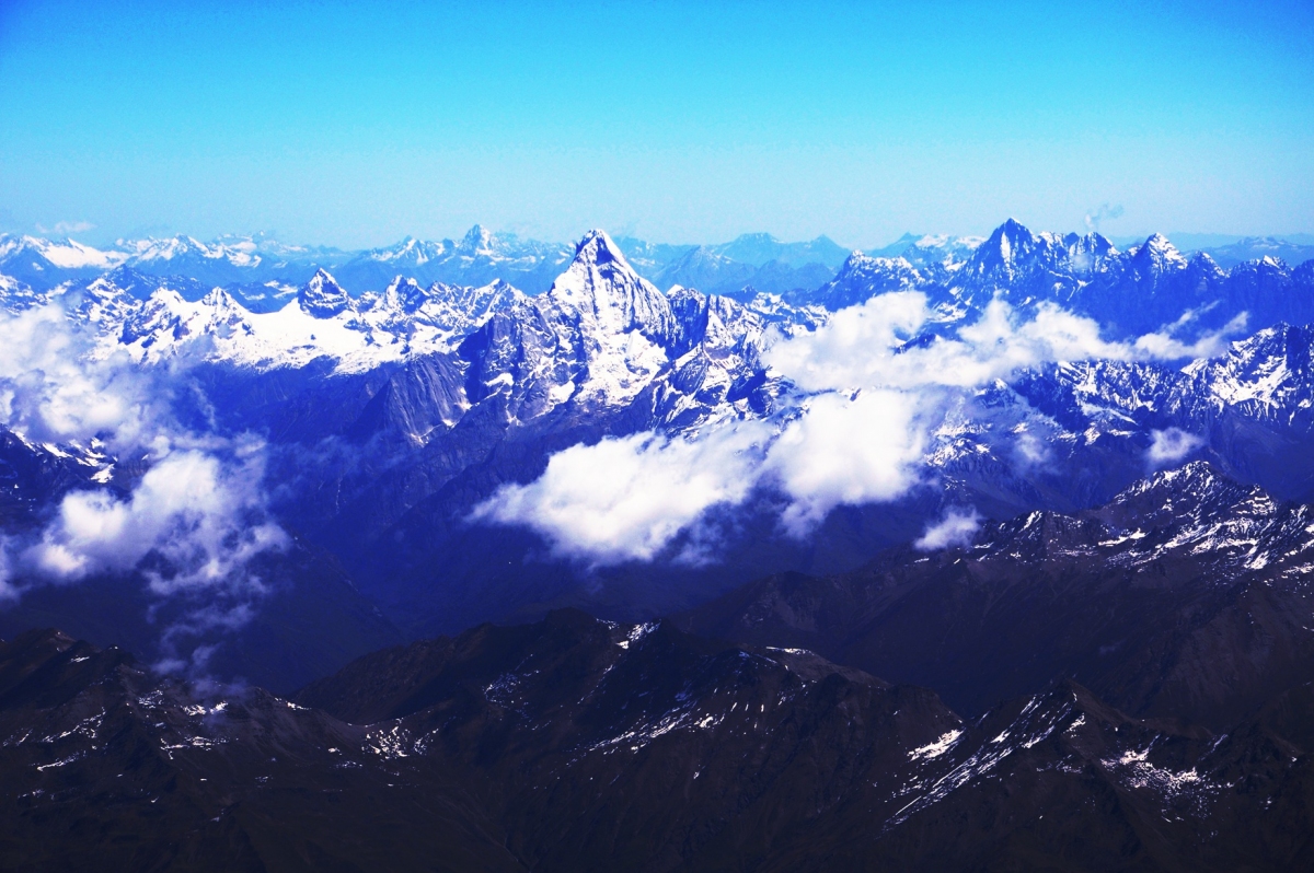 航拍雪山.JPG