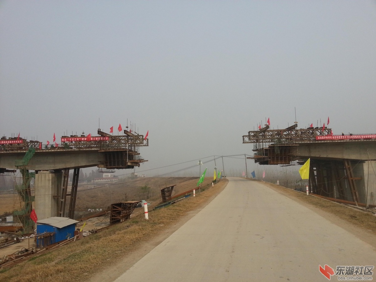 正在建设中的孝仙嘉高速仙桃沙湖段跨东荆河堤现场