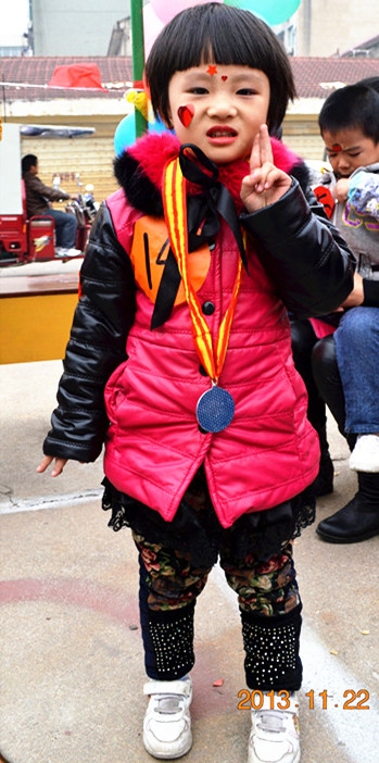 安陆育苗幼儿园趣味运动会上小精灵(九）.jpg
