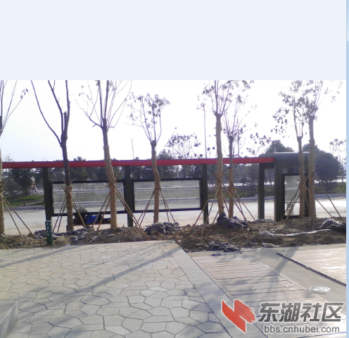 仙桃第一人民医院正在装修的公交站亭.png