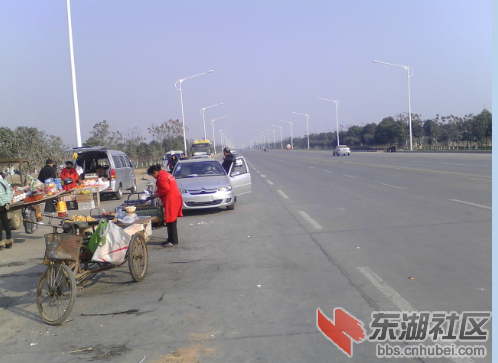 仙桃第一人民医院门前沔州大道上的小商小贩1.png