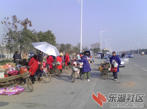 仙桃第一人民医院门前沔州大道上的小商小贩2.png