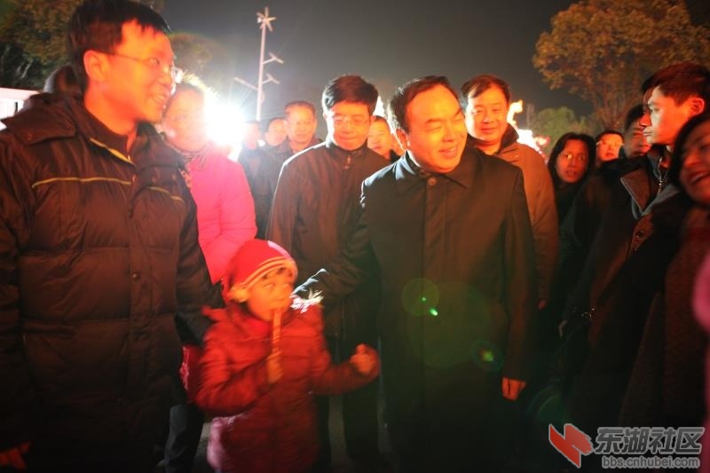 唐良智市长在东湖灯会关心儿童成长