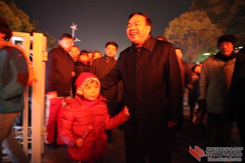 唐良智市长在东湖灯会关心儿童成长