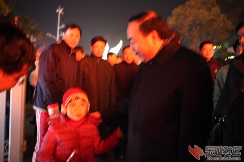 唐良智市长在东湖灯会关心儿童成长