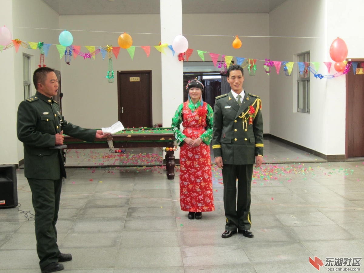 图13、藏族排长中达娃与汉族女大学生婚礼场景.JPG