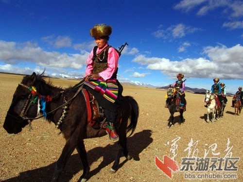 “高原英雄民兵连”骑兵在边防线上巡逻.jpg