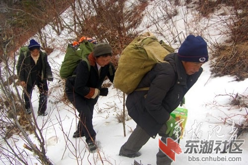 三位藏族老阿妈二十几年长期穿越原始森林为詹娘舍哨所送菜.jpg