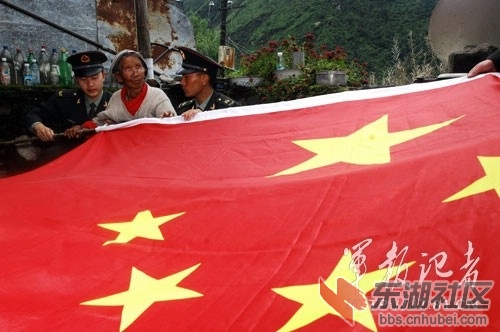 藏族百岁老人40几年坚持每天升国旗.jpg