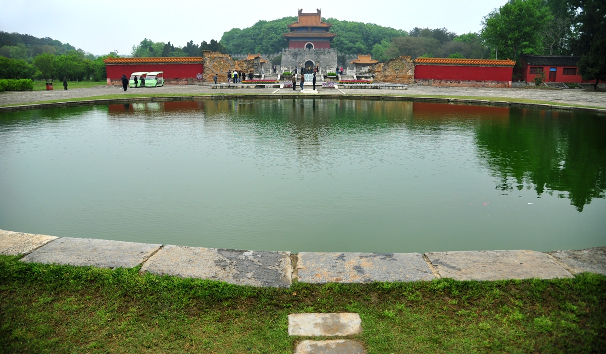 古池映皇陵.jpg