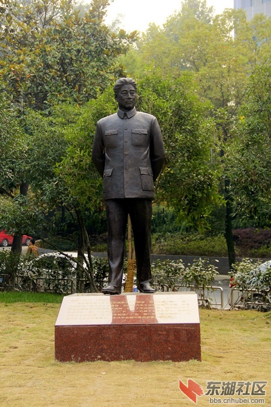 二汽老厂长饶斌铜像0.jpg