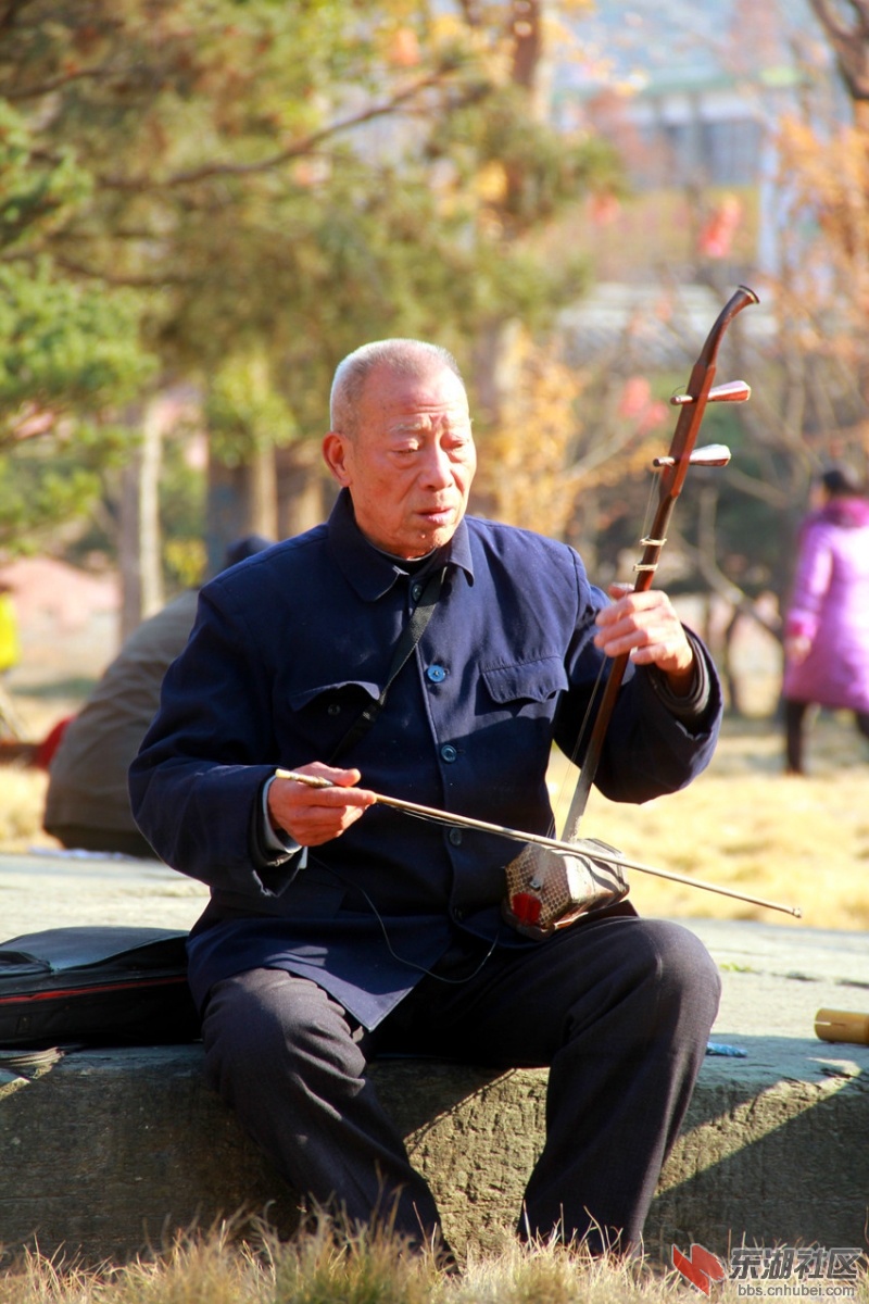武当山玉虚宫景区内的老艺人0.jpg