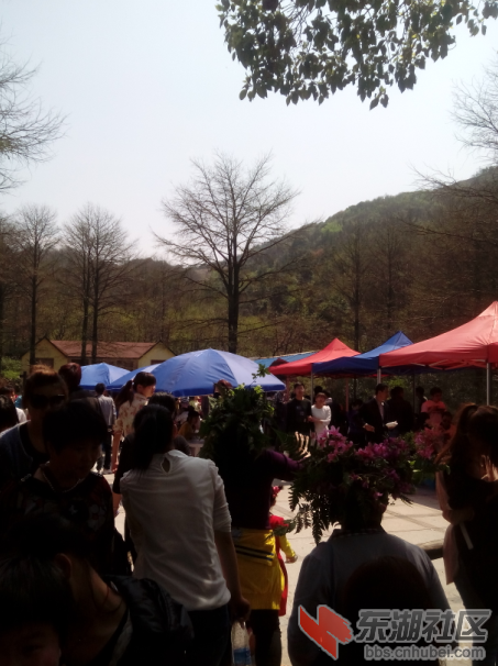中途有几个小快餐店，吃了接着爬山