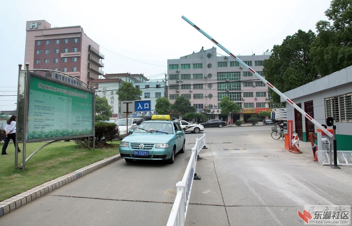 荊門火車站廣場實行停車刷卡收費 但願能管住亂