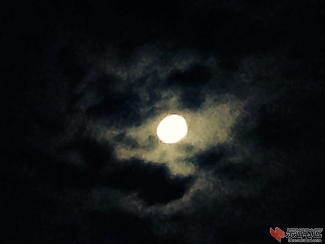 徒步行从荆州的夜开始，看看爱疯拍的月亮，是不是下雨的前奏啊