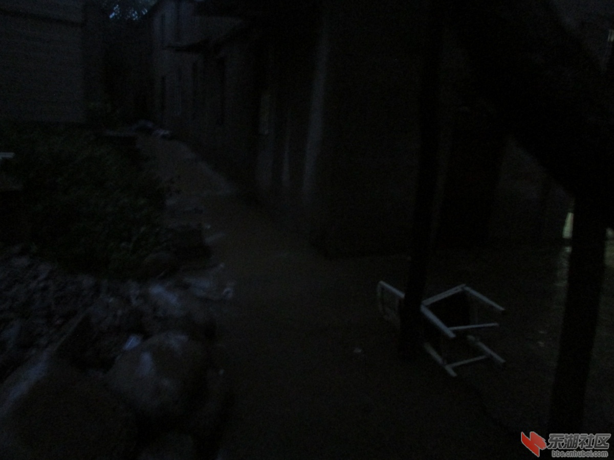 房子门前市政排水口，明显高于地皮许多