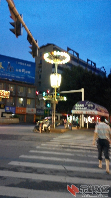 武昌大道三面像处路灯.jpg