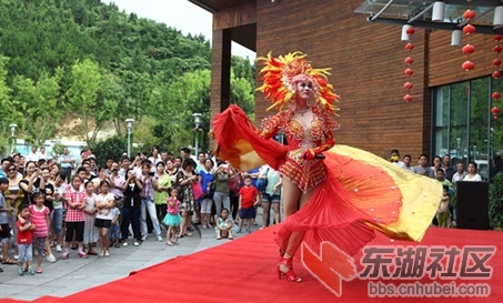 纳凉节人妖表演.jpg