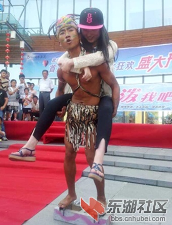 背人踩钢板.jpg